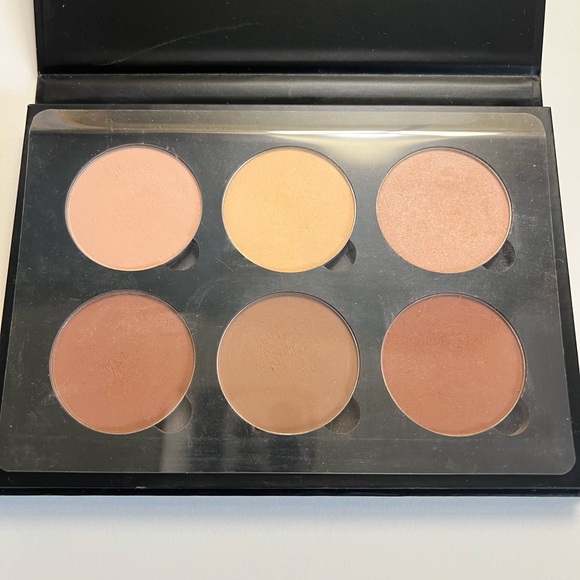 ANASTASIA BEVERLY HILLS
Bronze & Highlight Powder Contour Kit (light to medium) - Picture 4 of 8
